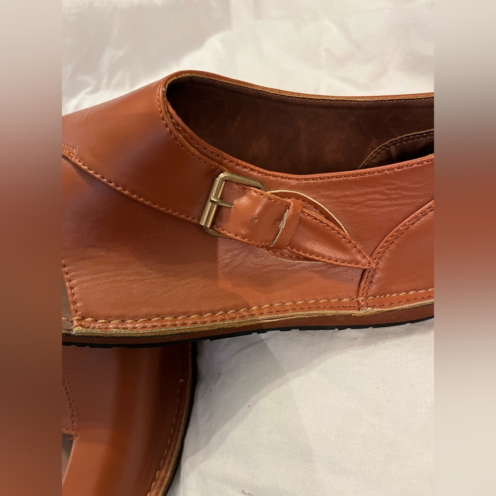 Camel color leather sandal Size 9 or 42 Euro, buckle side - Picture 3 of 5